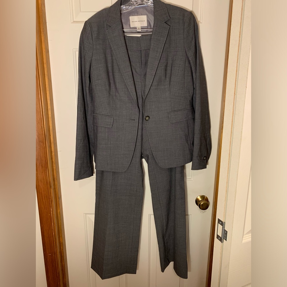 Banana Republic 2 piece suit, jacket and Jackson fit pants. Size 10, light grey